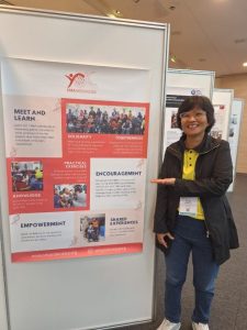 Poster SMA Indonesia di samping delegasi SMA Indonesia ibu Sylvia Sumargi
