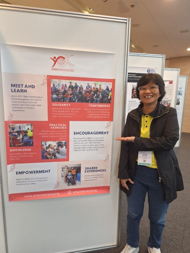 Poster SMA Indonesia di samping delegasi SMA Indonesia ibu Sylvia Sumargi